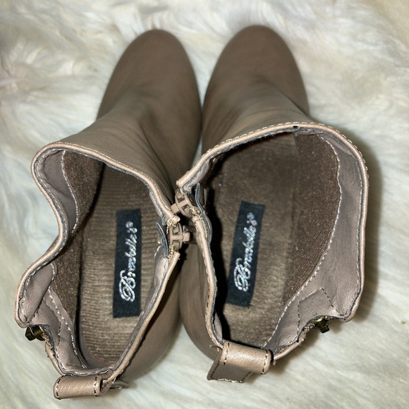 Breckelles Gail-28 Leatherette Zippered Chunky Heel Bootie NWOT - Picture 5 of 6